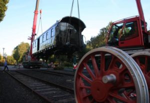 Neuer Eisenbahnwaggon am Alten Bahnhof: Waggon schwebte durch die Luft – Alter Bahnhof Deuz – Bürgerbegegnungsstätte